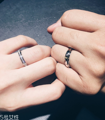 婚戒是男左女右嗎？婚戒應(yīng)該戴左手還是右手？