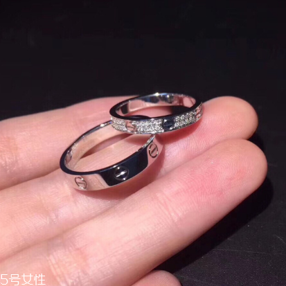 婚戒是男左女右嗎？婚戒應(yīng)該戴左手還是右手？