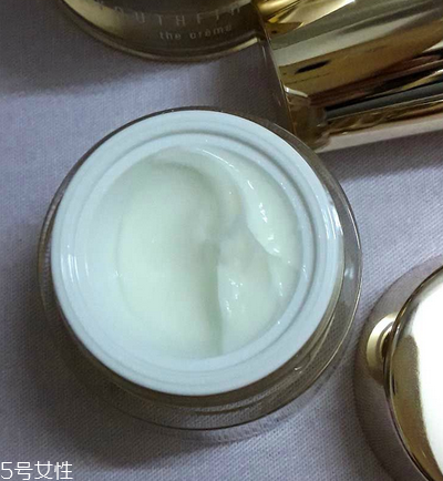 眼霜晚上用好還是白天用好？眼霜最佳使用時(shí)間