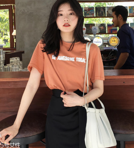 女生穿什么短袖好看？女生適合穿什么短袖？