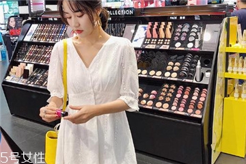 夏天穿白色裙子好看嗎？夏季白色連衣裙搭配圖片