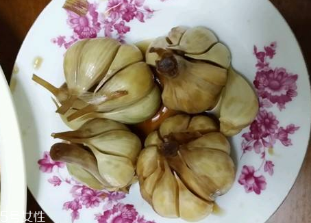 腌蒜變綠可以吃嗎？腌制的大蒜綠了能吃嗎？
