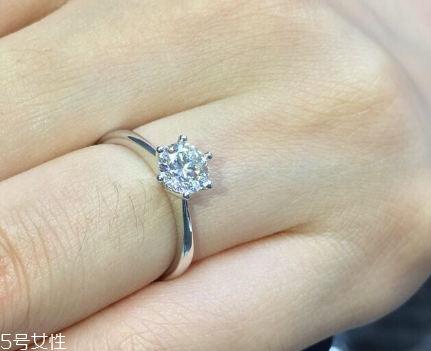 鉆戒是訂婚買還是結(jié)婚買？鉆戒訂婚就要買嗎？