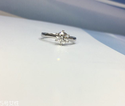 鉆戒是訂婚買還是結(jié)婚買？鉆戒訂婚就要買嗎？