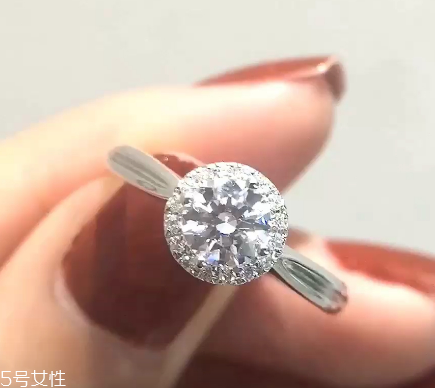 鉆戒是定制還是成品好？鉆戒買定制的還是買成品？
