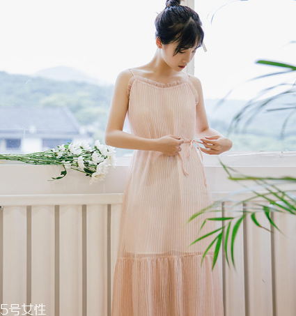 夏天穿什么顏色連衣裙好？夏天適合什么顏色連衣裙？