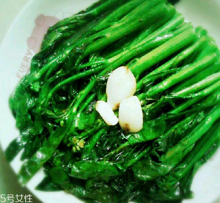 芥蘭炒飯怎么做？雞蛋怎么做成蛋炒飯？
