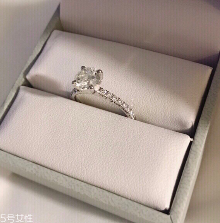 鉆戒和婚戒怎么一起戴？鉆戒和婚戒怎么同時(shí)戴？