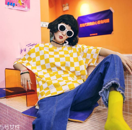 t恤什么顏色好看？t恤買(mǎi)什么顏色好？