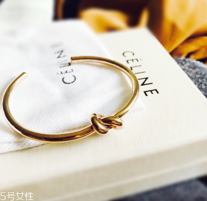 手鐲可以戴兩只手嗎？手鐲可以兩只手同時(shí)戴嗎？