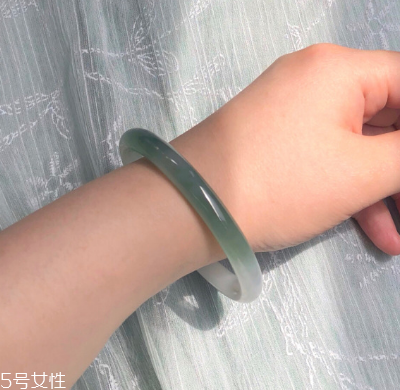 手鐲可以讓別人摸嗎？手鐲被別人摸了有影響嗎？