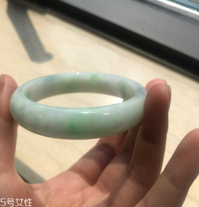 手鐲有裂紋還值錢嗎？手鐲有裂紋影響價(jià)格嗎？