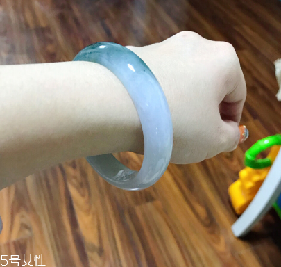 手鐲有裂紋還值錢嗎？手鐲有裂紋影響價(jià)格嗎？