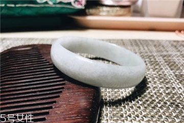 手鐲是玉的好還是翡翠的好？手鐲買玉的還是翡翠的？