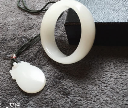 手鐲是圓的好還是扁的好？手鐲買圓的還是扁的？