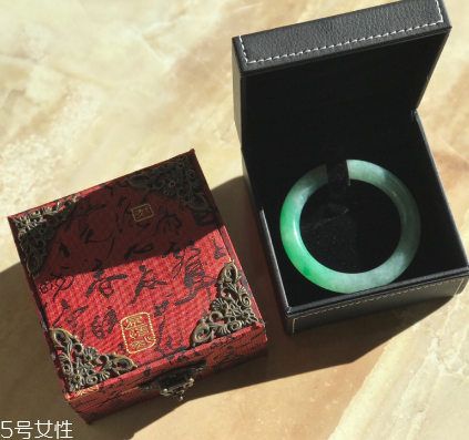 手鐲什么顏色好看？手鐲買哪種顏色好？
