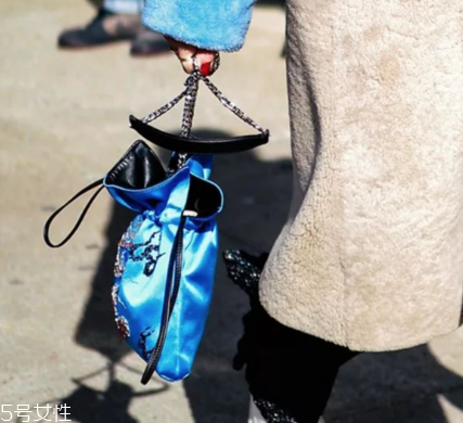 今年流行什么水桶包？水桶包流行什么款式？