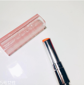 唇膏用完里邊怎么打開？唇膏剩一截怎么挖出來？
