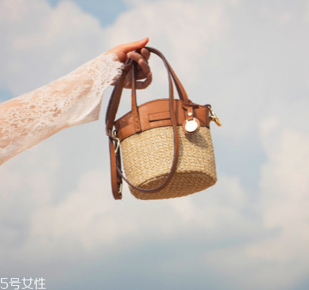 女生夏天背什么包？女生夏季包包搭配圖片
