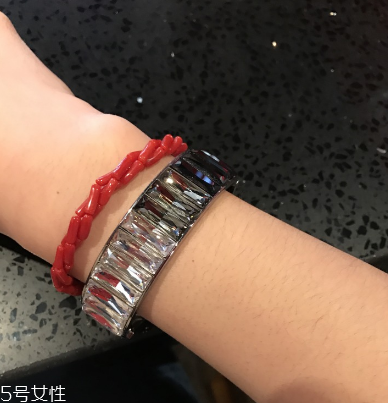紅珊瑚手鏈真假鑒別 怎樣辨別紅珊瑚手鏈的真假？