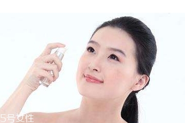 化妝水為什么要拍？化妝水是拍還是抹？