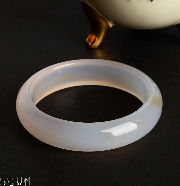 玉髓手鐲戴哪只手？玉髓手鐲戴左手還是右手？