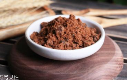 紅糖面膜用什么水稀釋？紅糖面膜用熱水還是冷水泡？
