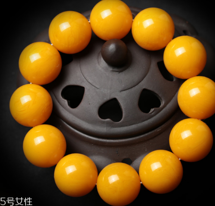 蜜蠟手串可以沾水嗎？蜜蠟手串能碰水嗎？