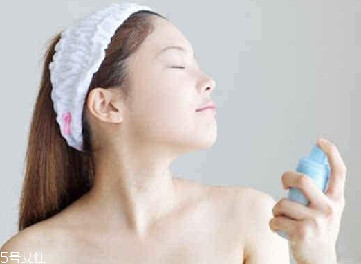 補水噴霧怎么定妝不花妝？補水噴霧的隱藏功能介紹
