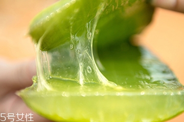 蘆薈水可以當(dāng)爽膚水用嗎？