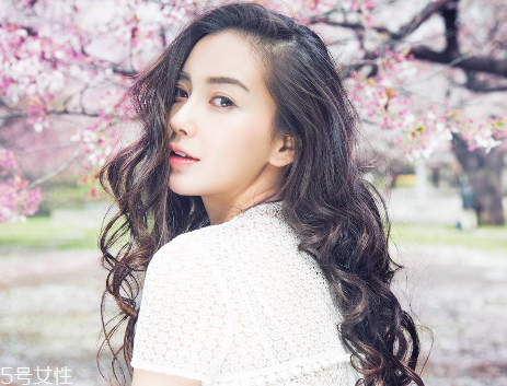 染發(fā)會(huì)使頭發(fā)變白嗎？頭發(fā)變白不是染發(fā)的鍋
