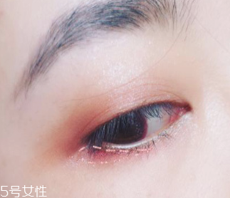 下眼影怎么畫顯眼睛大？眼睛變大2倍的下眼影畫法