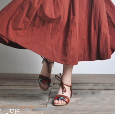 棉麻長裙配什么鞋子？除了小白鞋還有這些