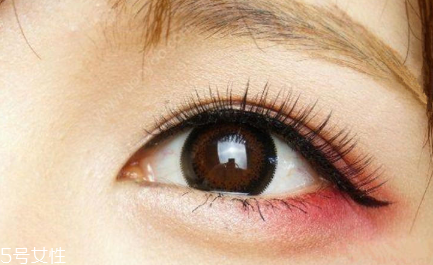 怎樣用口紅畫(huà)眼影 一定要先定妝