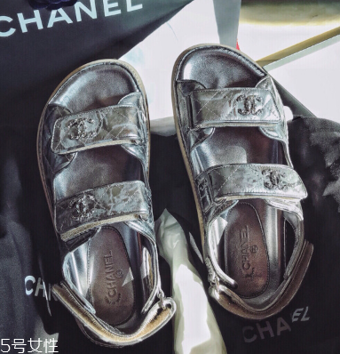 沙灘鞋和涼鞋的區(qū)別 兩者差別很大 沙灘鞋和涼鞋的區(qū)別 兩者差別很大