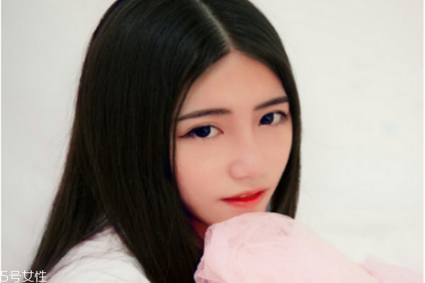 眼線(xiàn)畫(huà)在哪 眼線(xiàn)畫(huà)在睫毛下面還是上面
