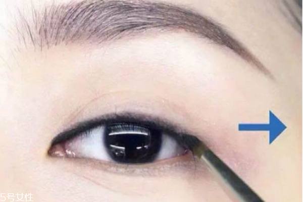 如何自己給自己畫(huà)眼線(xiàn) 畫(huà)眼線(xiàn)技巧方法