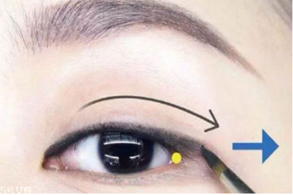 如何自己給自己畫(huà)眼線(xiàn) 畫(huà)眼線(xiàn)技巧方法