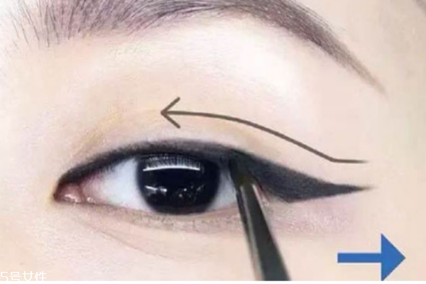 如何自己給自己畫(huà)眼線(xiàn) 畫(huà)眼線(xiàn)技巧方法