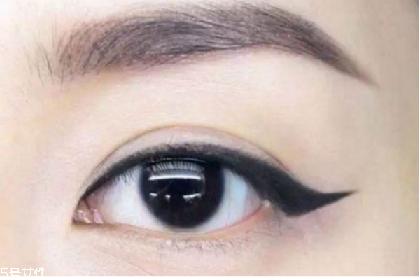 如何自己給自己畫(huà)眼線(xiàn) 畫(huà)眼線(xiàn)技巧方法