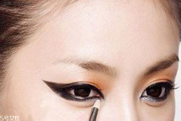 如何自己給自己畫(huà)眼線(xiàn) 畫(huà)眼線(xiàn)技巧方法