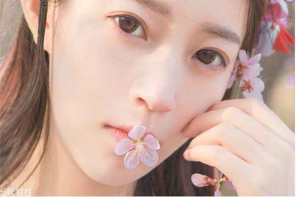 中午睡覺(jué)起來(lái)怎么補(bǔ)妝 快速補(bǔ)妝技巧