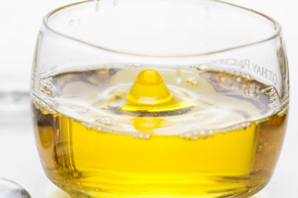 正宗山茶油多少錢一斤？從這4個(gè)方面來(lái)辨別真假性