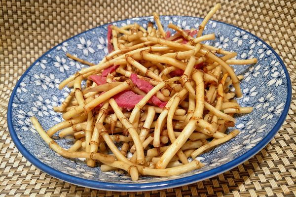 折耳根可以治療胃炎嗎？這個(gè)季節(jié)挖折耳根最嫩最討喜