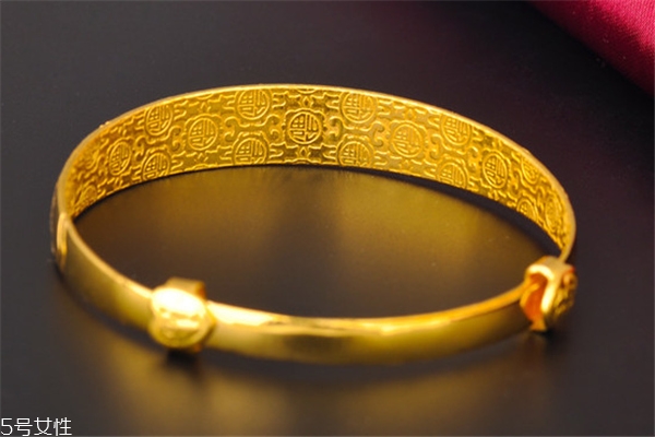 黃金手鐲睡覺(jué)可以戴嗎 當(dāng)心會(huì)壓到