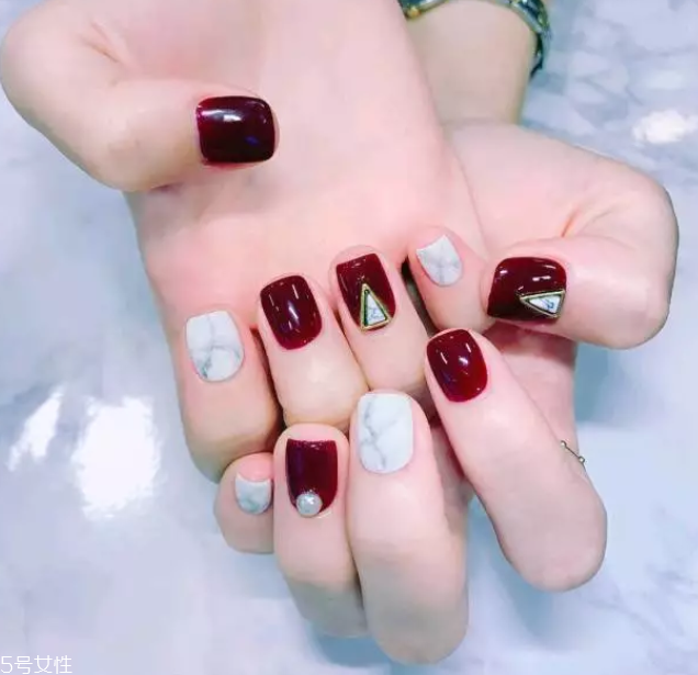 5種性感酒紅美甲款式 最經典的顯手白顏色