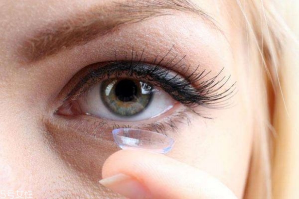 隱形眼鏡裂了一個小口能不能戴 堅(jiān)決不能戴