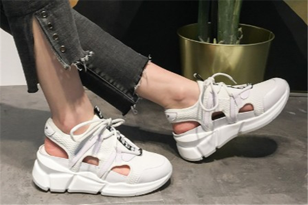 今年流行什么樣的小白鞋？今年最火的小白鞋款式