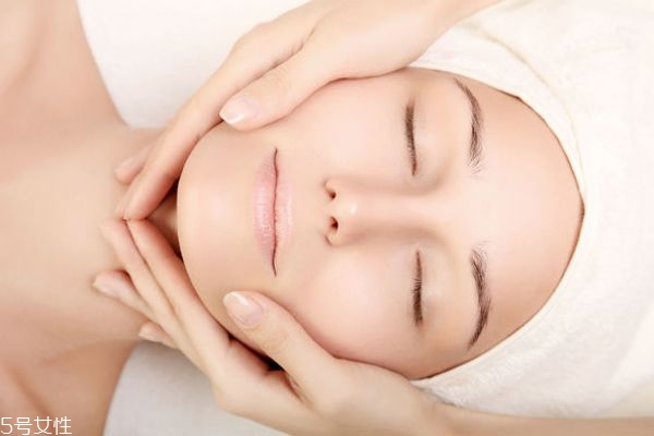 40多歲的女人怎樣護(hù)膚 40歲秋冬補水護(hù)膚品哪個牌子好