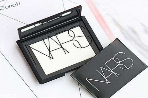 油皮用什么定妝比較好 粉類(lèi)的定妝產(chǎn)品